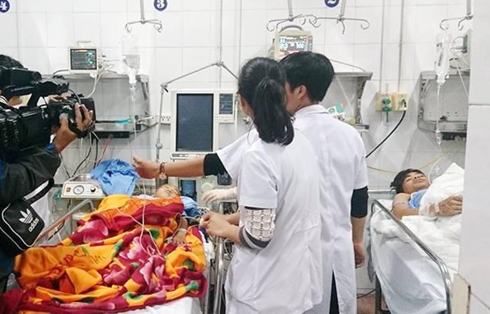 Sập lan can trường tiểu học, 13 HS nhập viện cấp cứu-1