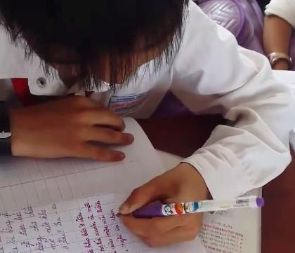 Cậu bé 9 tuổi dùng tay trái, xoay vở mọi hướng vẫn viết chữ siêu đẹp-1