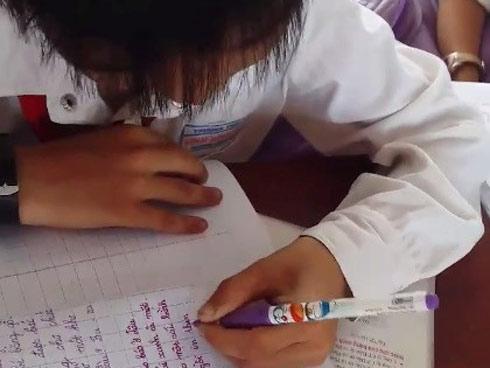 Cậu bé 9 tuổi dùng tay trái, xoay vở mọi hướng vẫn viết chữ siêu đẹp