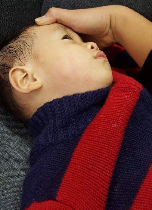Hà Nội: Bé trai 23 tháng tuổi đi khám viêm mũi bị bác sĩ tát hằn bàn tay lên má-2
