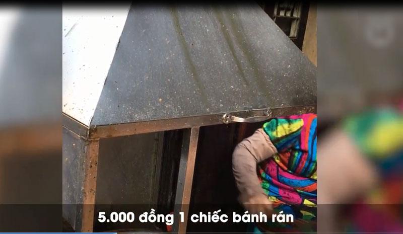 Clip: Nhập vai du khách nước ngoài đi mua bánh rán trên phố cổ Hà Nội, tìm hiểu thực hư luật bán hàng cho Tây-2