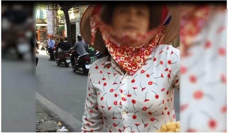 Clip: Nhập vai du khách nước ngoài đi mua bánh rán trên phố cổ Hà Nội, tìm hiểu thực hư luật bán hàng cho Tây-3