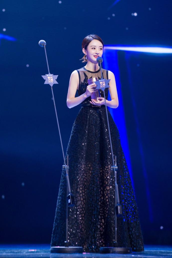 Từng liên tục bị chê mặc xấu, chọn đồ dìm dáng nhưng dạo gần đây Triệu Lệ Dĩnh đã tiến bộ hơn hẳn-8