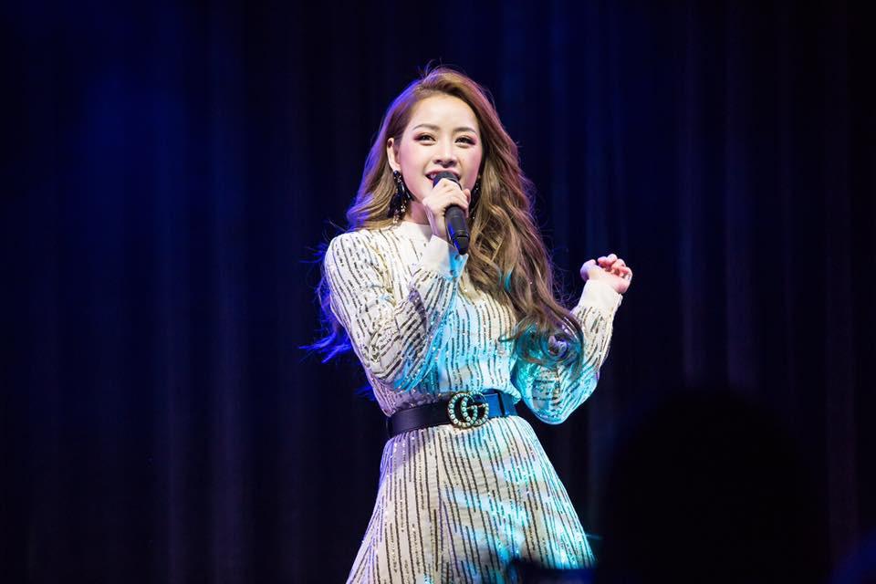 Chi Pu quên lời khi hát hit Cho ta gần hơn trong buổi fan meeting tại Hàn Quốc-2