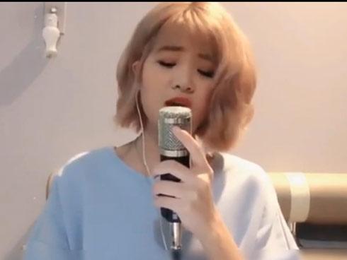 Cô nàng xinh đẹp 'gây nghiện' người nghe với loạt ca khúc 'gối đầu giường' của thế hệ 8X