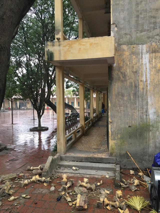 Hình ảnh xập xệ của ngôi trường rơi lan can khiến 13 học sinh nhập viện-10