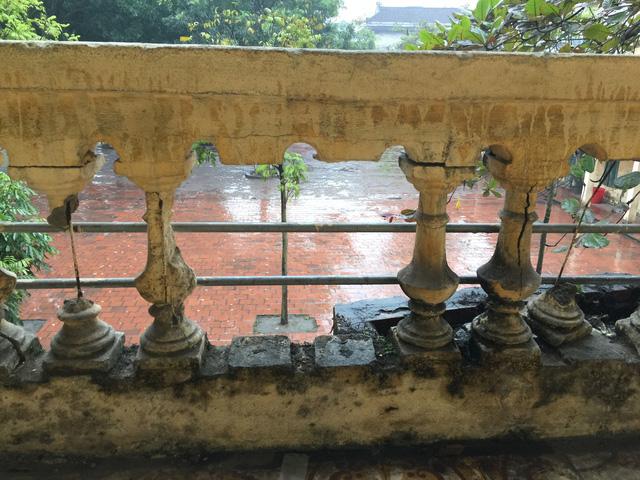 Hình ảnh xập xệ của ngôi trường rơi lan can khiến 13 học sinh nhập viện-4