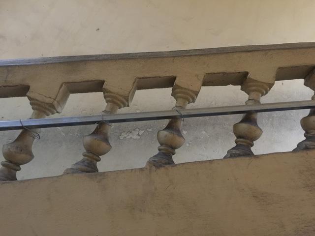 Hình ảnh xập xệ của ngôi trường rơi lan can khiến 13 học sinh nhập viện-8