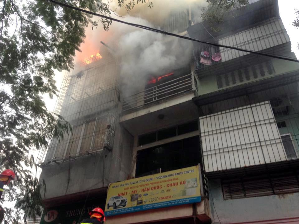 3 căn nhà bốc cháy, cả khu phố ở Hà Nội hốt hoảng-1