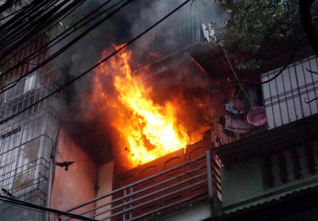 3 căn nhà bốc cháy, cả khu phố ở Hà Nội hốt hoảng-2
