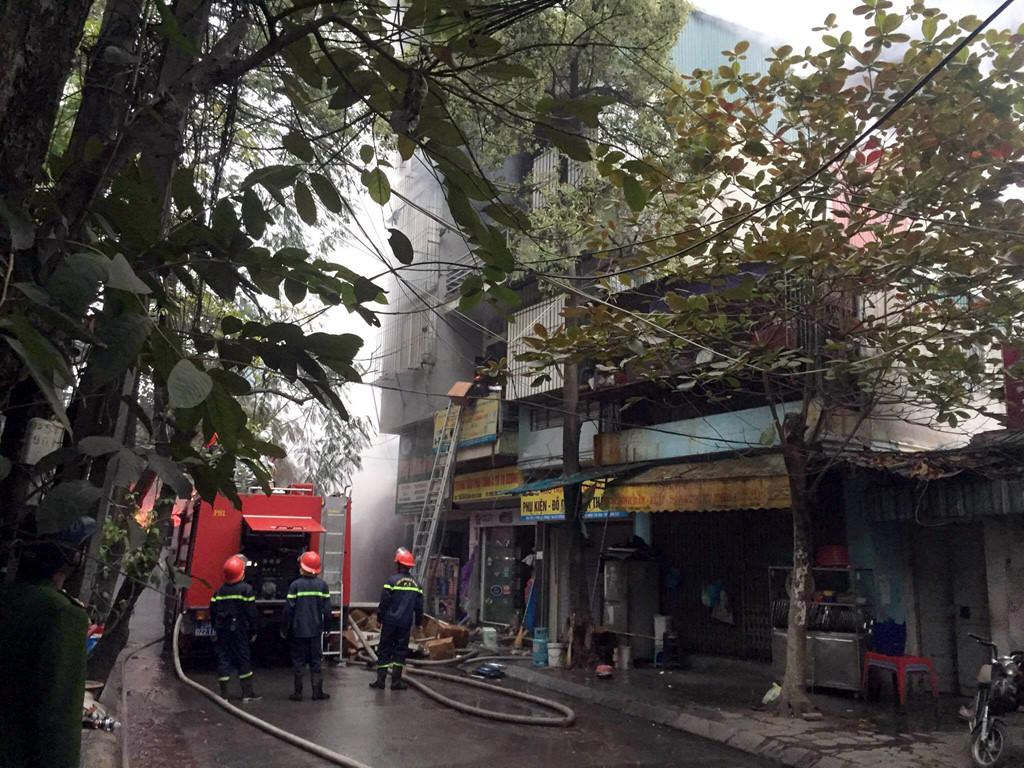 3 căn nhà bốc cháy, cả khu phố ở Hà Nội hốt hoảng-3