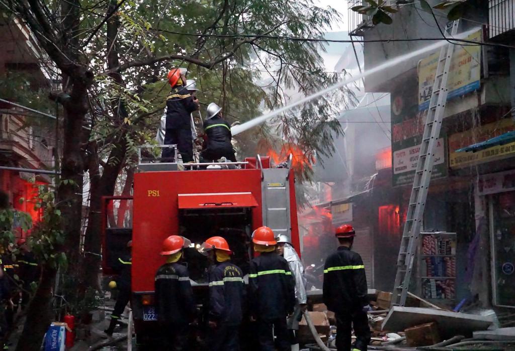 3 căn nhà bốc cháy, cả khu phố ở Hà Nội hốt hoảng-4