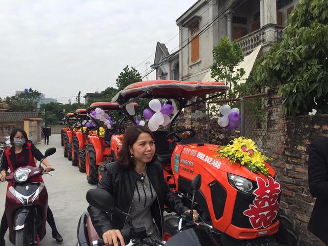 Chú rể Hải Dương mang 8 máy cày đi hỏi vợ gây sốt cộng đồng mạng-4