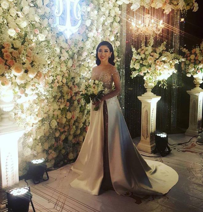 Choáng ngợp đám cưới vạn hoa, cô dâu hạnh phúc trong bộ váy cưới đính 5.000 viên pha lê-3