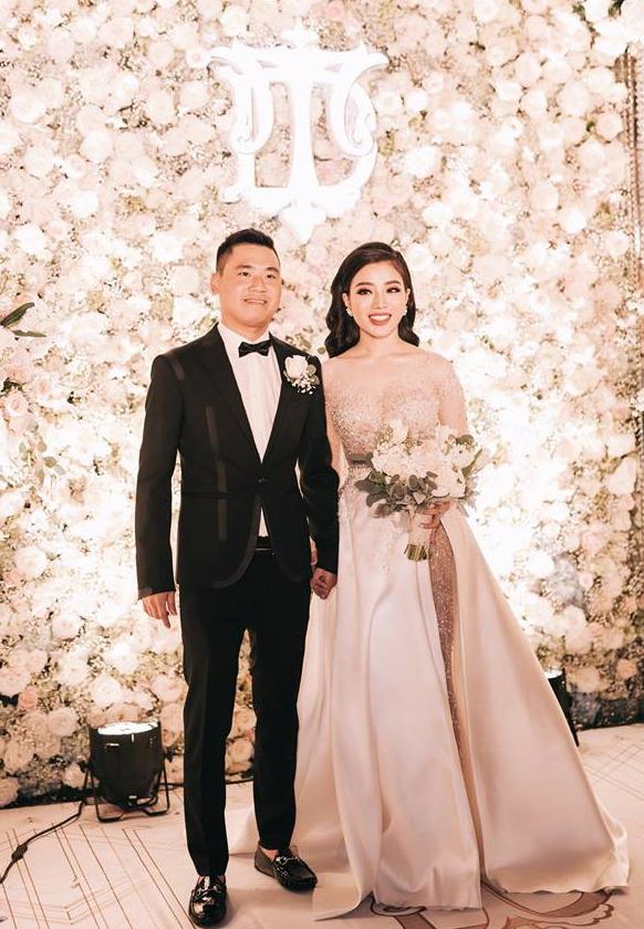 Choáng ngợp đám cưới vạn hoa, cô dâu hạnh phúc trong bộ váy cưới đính 5.000 viên pha lê-5