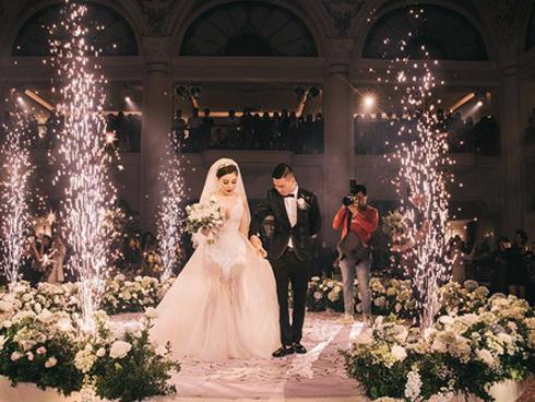 Choáng ngợp đám cưới 'vạn hoa', cô dâu hạnh phúc trong bộ váy cưới đính 5.000 viên pha lê