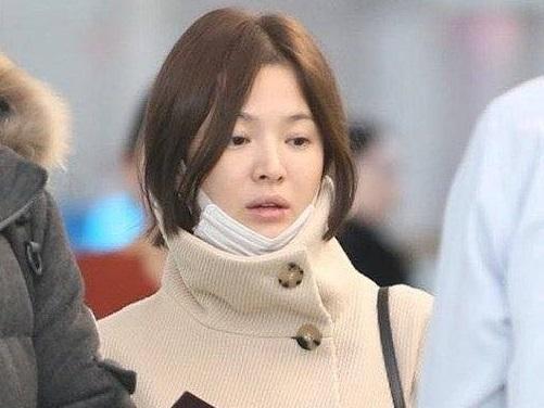 Song Hye Kyo xuất hiện với mặt mộc, thần thái kém sắc sau tuần trăng mật