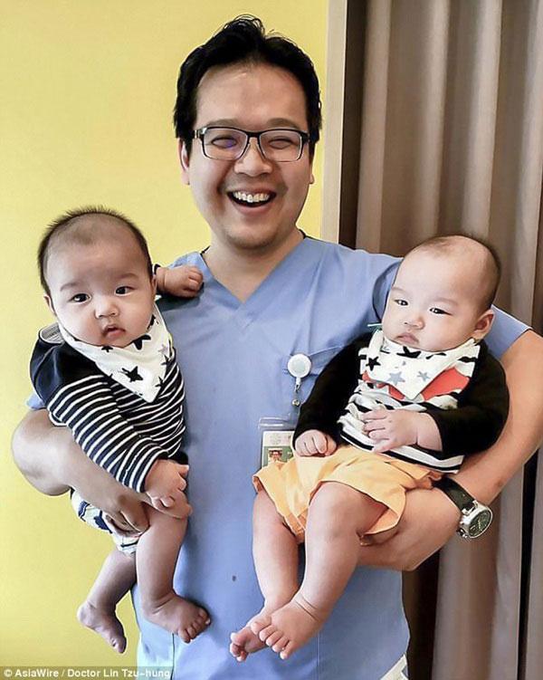 Tranh cãi bức ảnh chụp khoảnh khắc em bé chào đời bị Facebook gắn mác ảnh nóng-2