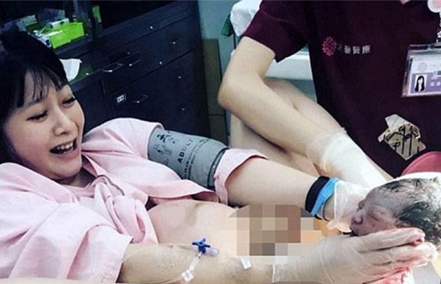 Tranh cãi bức ảnh chụp khoảnh khắc em bé chào đời bị Facebook gắn mác ảnh nóng-1