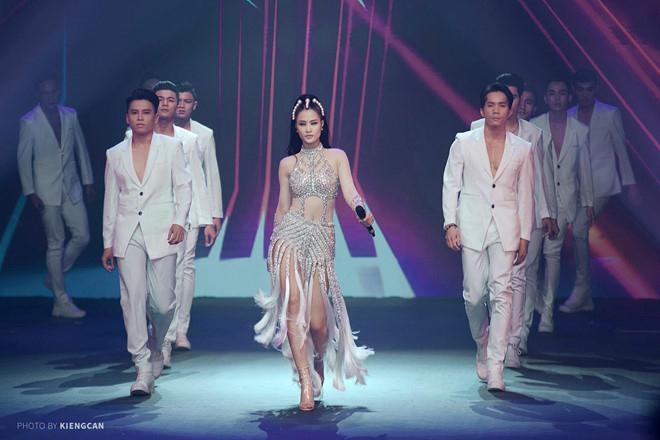 Ngọc Trinh dẫn đầu top sao mặc váy nhái ồn ào nhất năm 2017-7