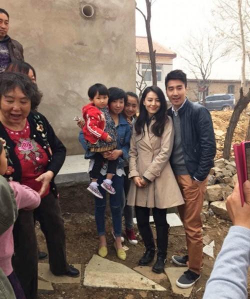 Góc đáng yêu của sao Hoa ngữ sau những lung linh: Triệu Lệ Dĩnh lấm lem bùn đất, Hồ Ca xắn tay áo nấu cơm-8