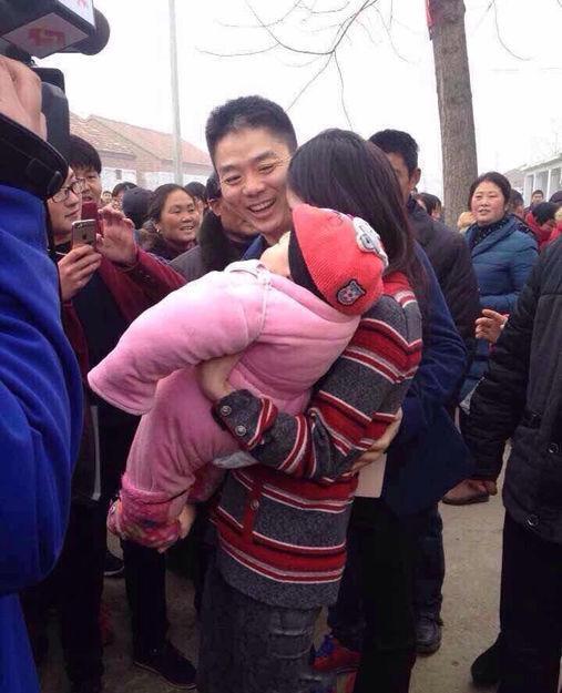 Góc đáng yêu của sao Hoa ngữ sau những lung linh: Triệu Lệ Dĩnh lấm lem bùn đất, Hồ Ca xắn tay áo nấu cơm-9