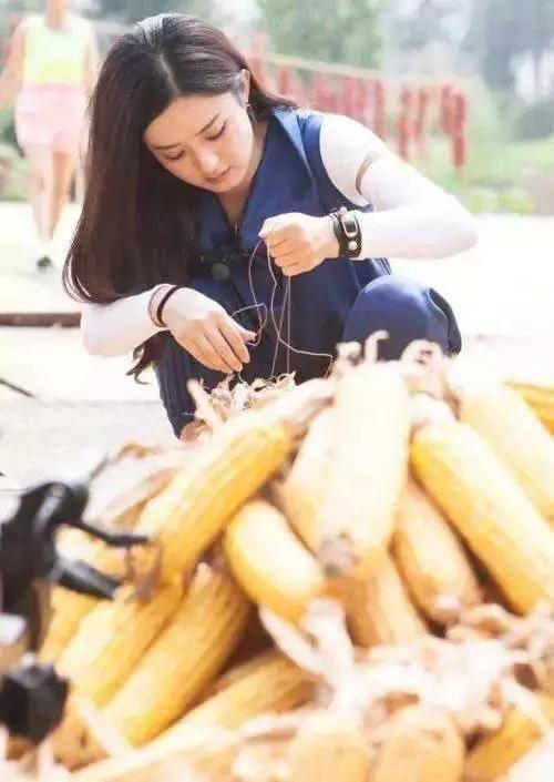 Góc đáng yêu của sao Hoa ngữ sau những lung linh: Triệu Lệ Dĩnh lấm lem bùn đất, Hồ Ca xắn tay áo nấu cơm-1