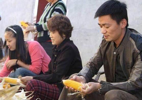 Góc đáng yêu của sao Hoa ngữ sau những lung linh: Triệu Lệ Dĩnh lấm lem bùn đất, Hồ Ca xắn tay áo nấu cơm-3