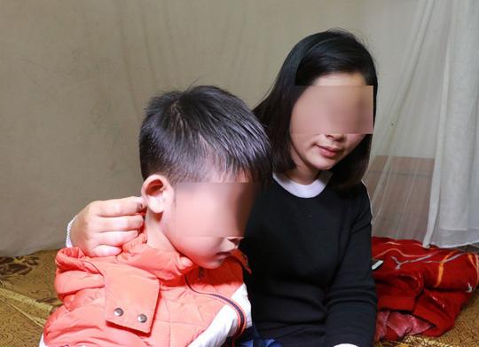 Thêm vụ tố bố đẻ bạo hành con trai bằng dây điện và dao-1