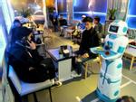 Clip: Tiếp viên robot tự mang cà phê tới tận bàn mời khách ở Hà Nội