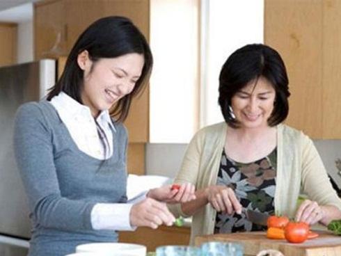 Ra mắt gia đình người yêu dịp cuối năm, làm sao để được bố mẹ chàng yêu quý?