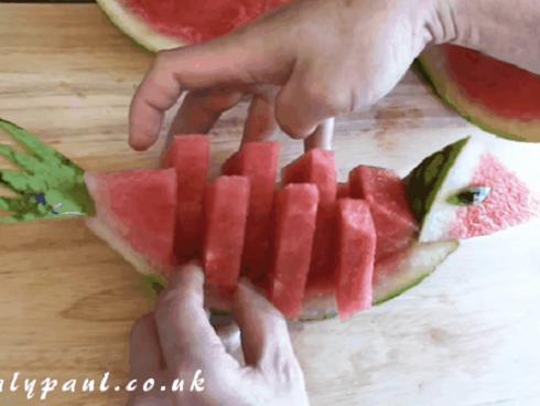 Bổ và xếp dưa hấu thành hình con chim đơn giản mà độc đáo