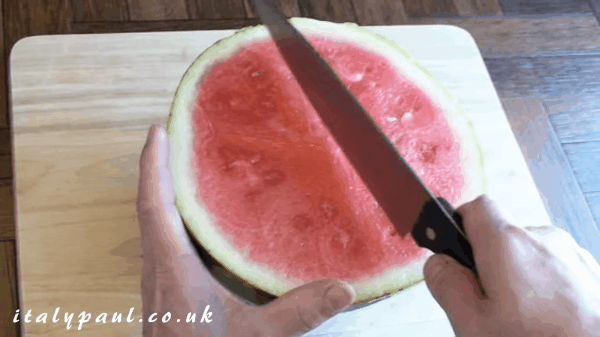 Bổ và xếp dưa hấu thành hình con chim đơn giản mà độc đáo-1