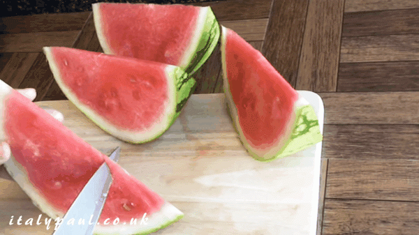 Bổ và xếp dưa hấu thành hình con chim đơn giản mà độc đáo-2