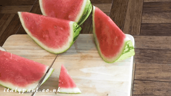 Bổ và xếp dưa hấu thành hình con chim đơn giản mà độc đáo-3