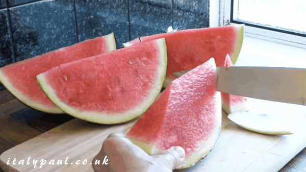 Bổ và xếp dưa hấu thành hình con chim đơn giản mà độc đáo-4