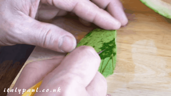 Bổ và xếp dưa hấu thành hình con chim đơn giản mà độc đáo-6