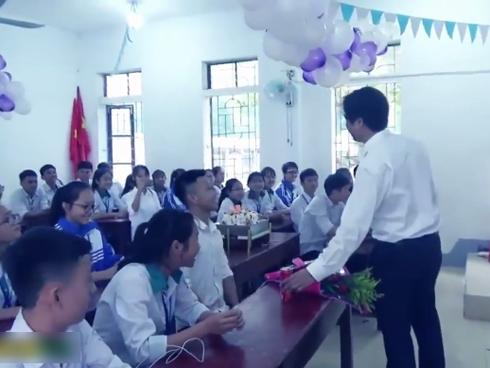 Thầy giáo hạnh phúc nhất năm: Học sinh tổ chức sinh nhật, đồng thanh hát mừng cực tình cảm