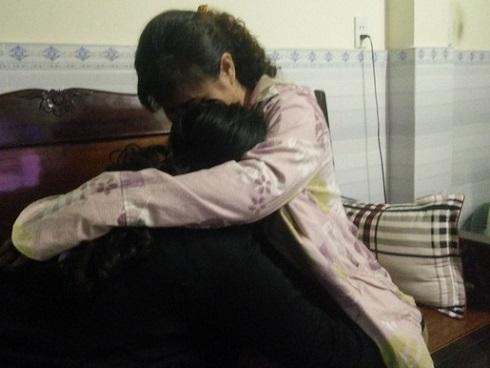 Tâm sự như dao cứa vào lòng của mẹ nữ sinh 13 tuổi: Đưa cha đi chạy thận, con bị hiếp dâm nhiều lần