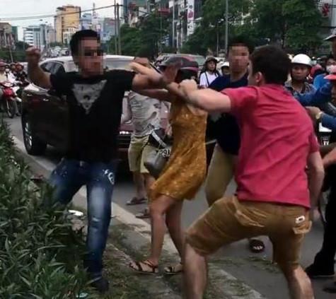 Hai thanh niên đi ôtô đánh tới tấp người lớn tuổi sau va chạm-2