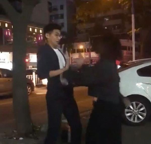 Phiên bản lỗi của ‘vòng tay ôm khiến các cô gái muối mặt vì bị từ chối phũ-1