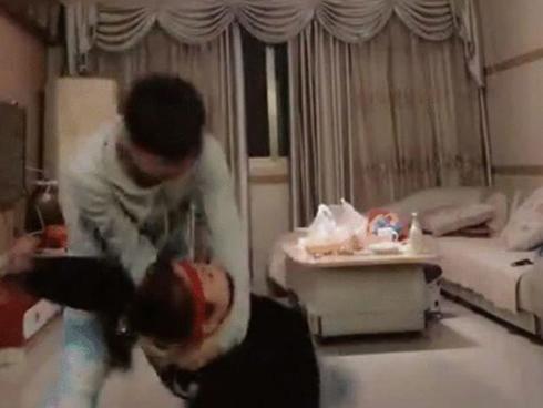 Phiên bản lỗi của ‘vòng tay ôm' khiến các cô gái 'muối mặt' vì bị từ chối phũ