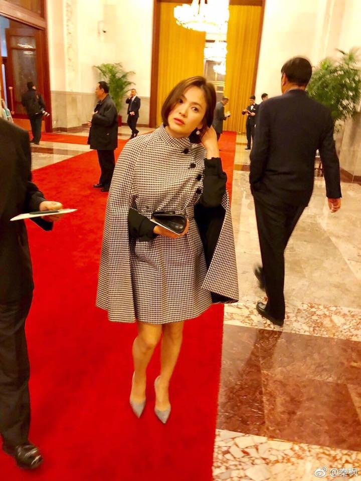 Sao Hàn 14/12: Song Hye Kyo xinh đẹp tuyệt vời trong bức ảnh chụp lén-2