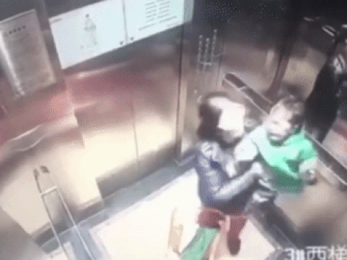 Clip người giữ trẻ liên tục đấm em bé dã man khiến dân mạng phẫn nộ