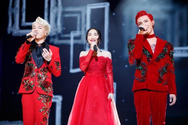 Vpop 2017: Đây là loạt sân khấu của sao Việt khiến bạn bè quốc tế trầm trồ-11