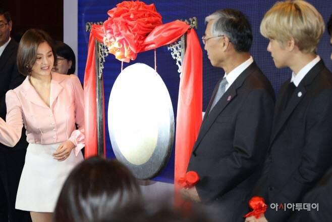 Song Hye Kyo khoe dáng đẹp, chân thon giữa tin đồn bầu bí-7