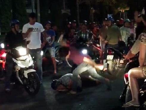 Bị đánh gục vì cầm cọc tiền đòi ném chết người