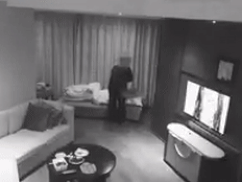 Clip: Bí mật lắp camera, người đàn ông chết lặng khi chứng kiến việc hộ lý làm với cha già