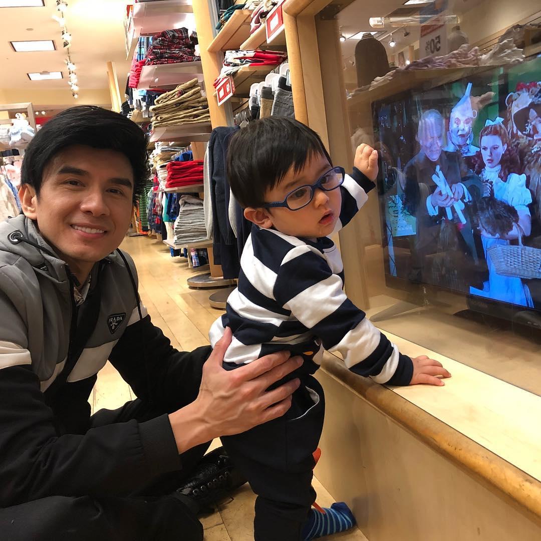 Tin sao Việt: Trấn Thành bị phát hiện ngủ gật trong thang máy-3