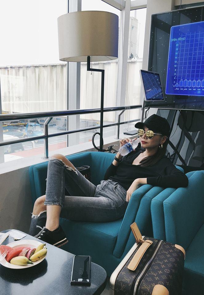 Tin sao Việt: Trấn Thành bị phát hiện ngủ gật trong thang máy-11